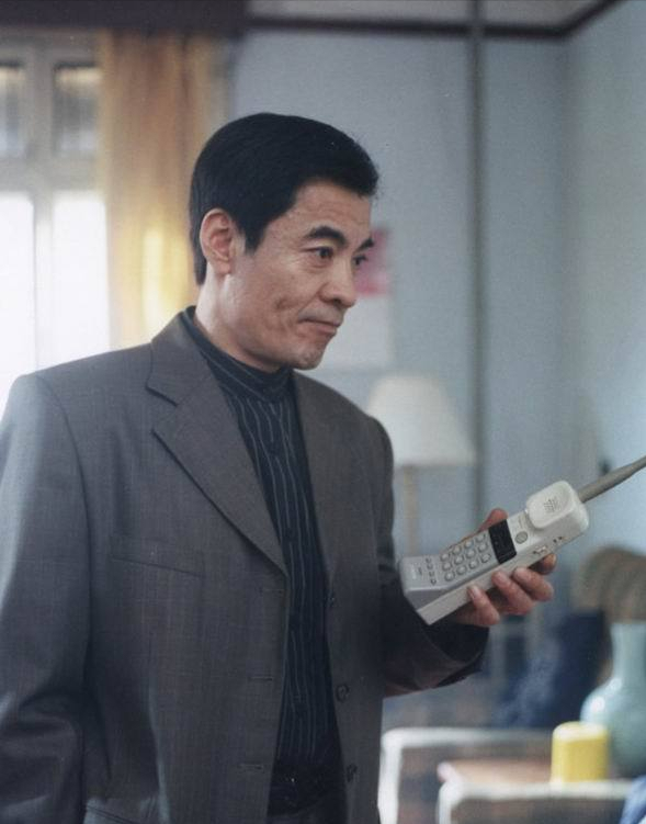 很多人记得《黑冰》,却忘了这部《黑雾》,谁能忽视王志文的帅