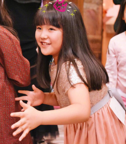 王诗龄晒书法作品,看到她写的字,"富养"的意义就在于此