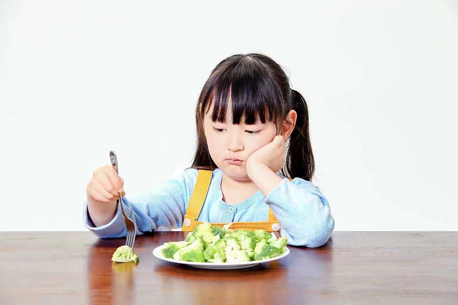 家长做出三个改变,让娃爱上吃饭不再挑食