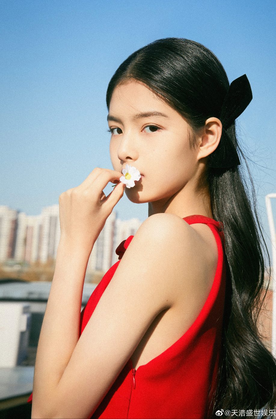 《长津湖》里一个镜头上热搜,14岁的艾米到底什么来头?