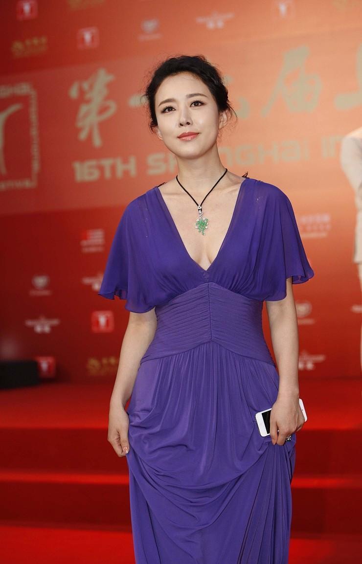 颜丹晨身材保持得真好,紫色裙正面看着挺普通,一转身才知多惊艳