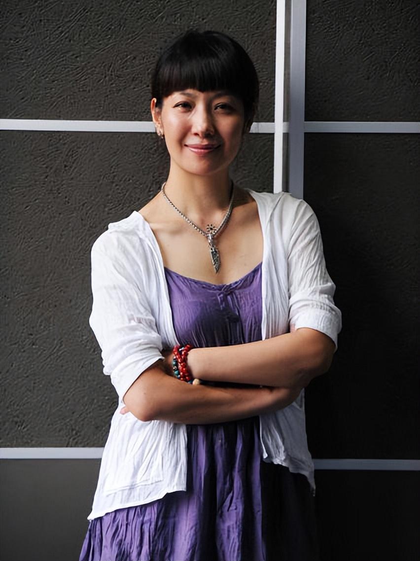 演员卢芳:胡军娶我后,家庭事业两头旺,能生儿子要谢谢刘嘉玲