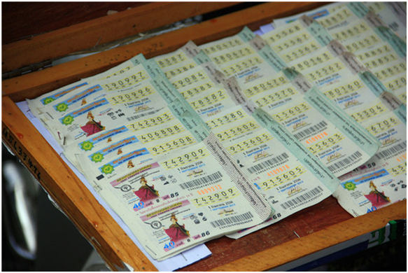 越南一女子在彩票商贩的提议下买了张彩票,结果中了600万