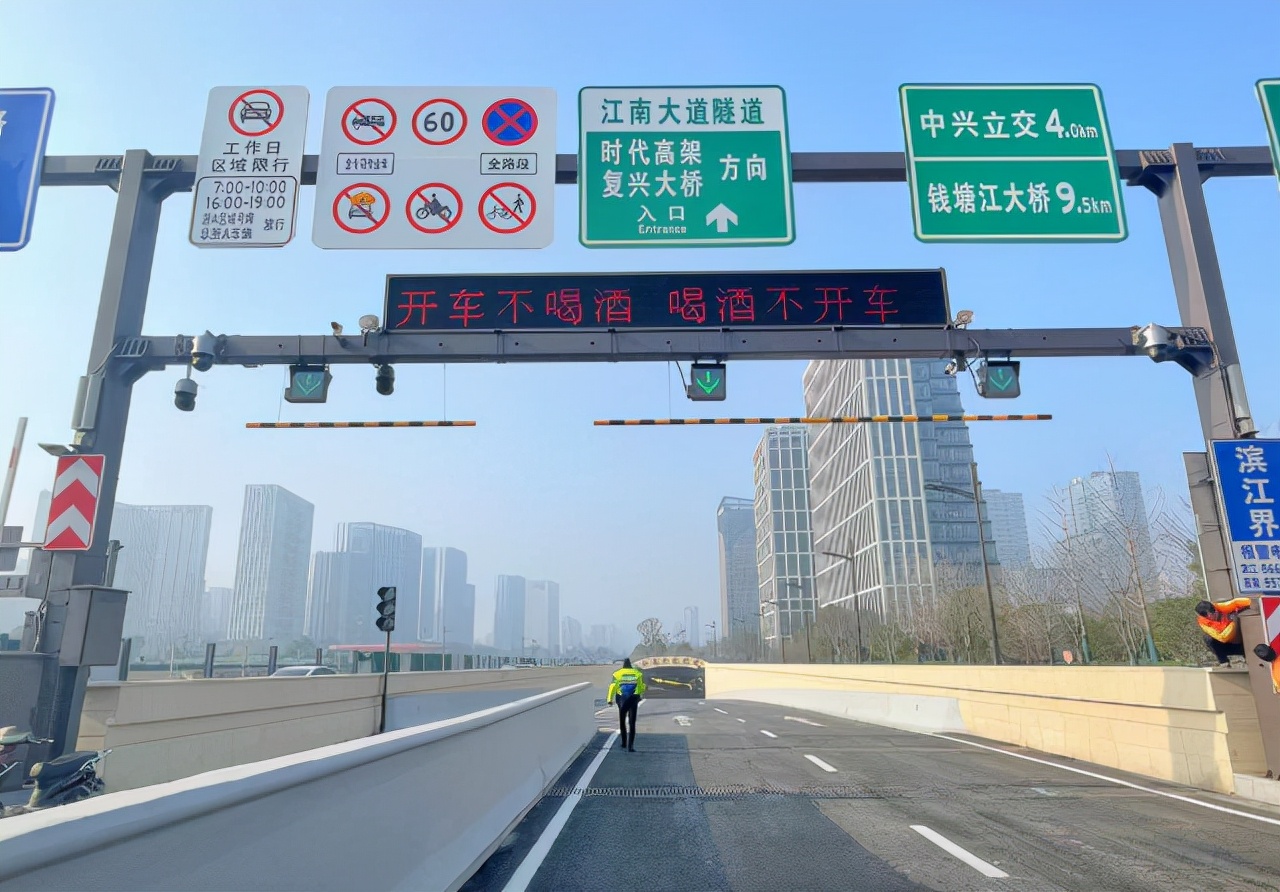 市民期待已久的江南大道隧道今起开通,记者实测3分钟开完全程