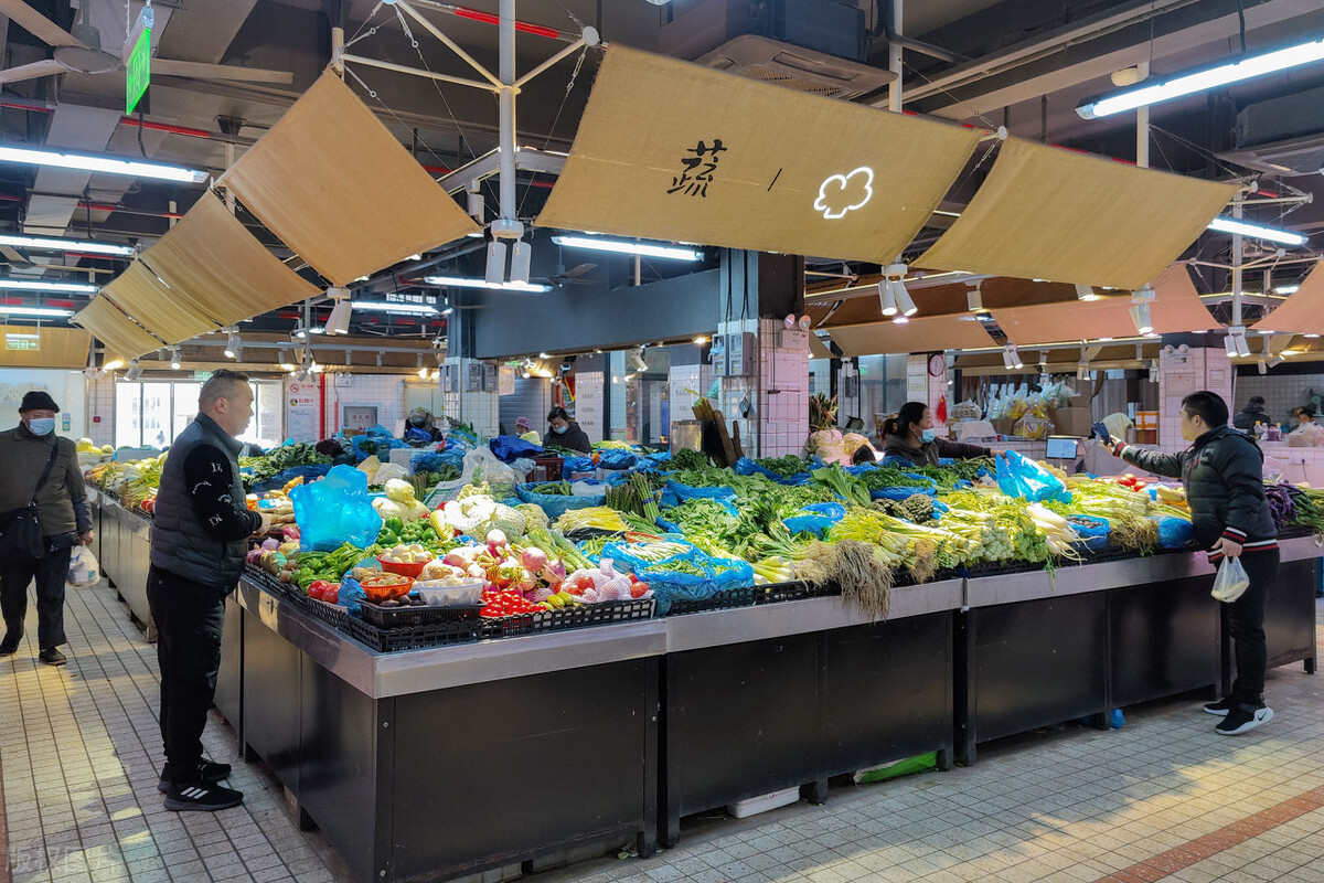 上海黄埔区永年路的永年菜场,一些居民正在选购蔬菜肉类等副食品