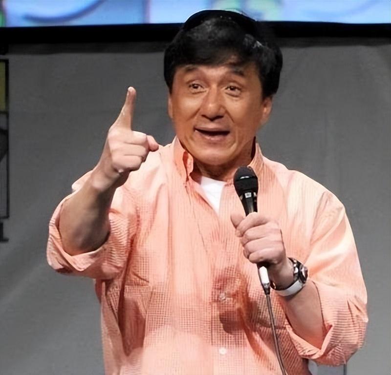 成龙出生在香港,但他祖籍是在安徽.他的父母最初是在法国领事馆工作.
