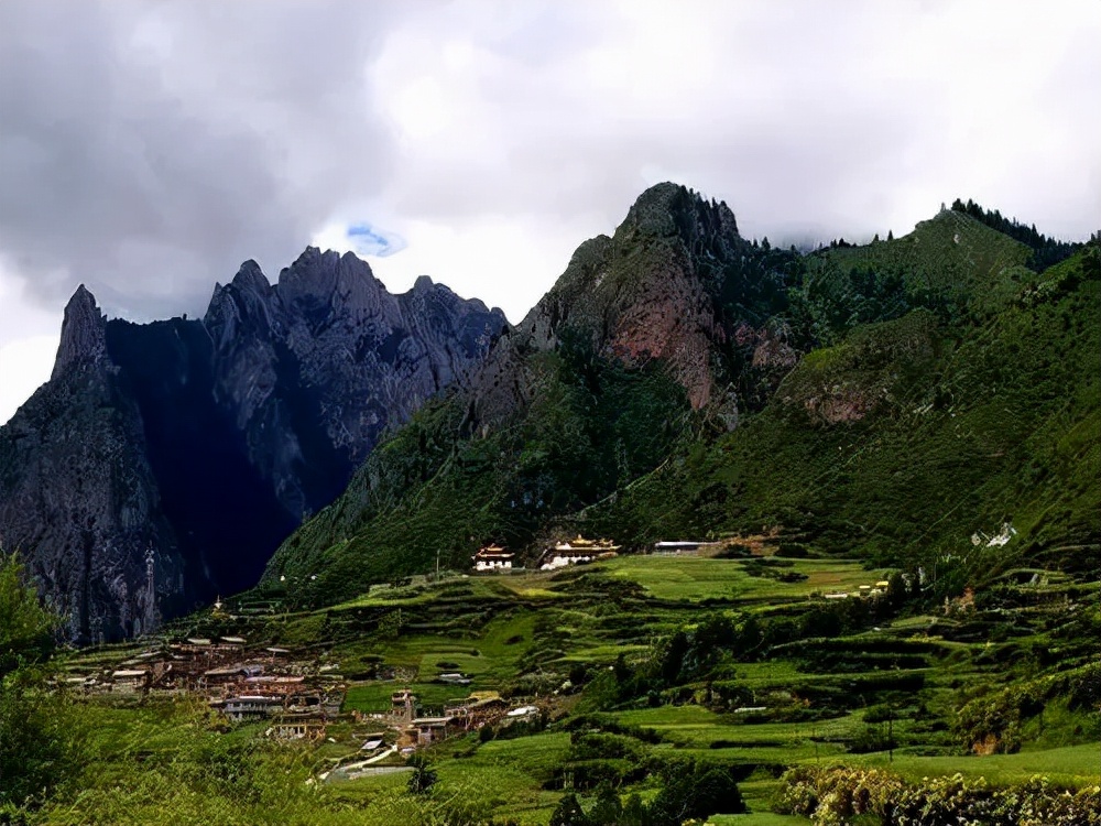 正北是巍峨恢弘,雄伟壮观,璀璨生辉的光盖山石峰,古称"石镜山,因