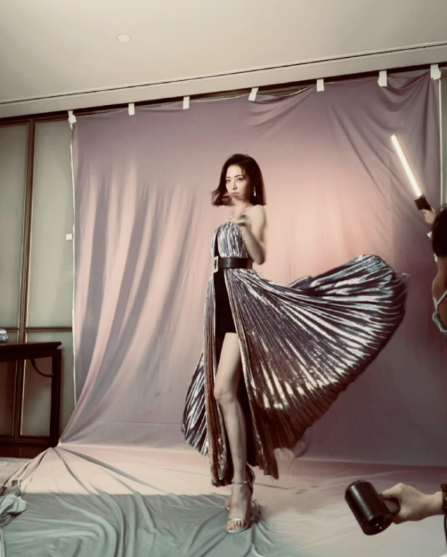 许佳琪身材太完美,穿亮片裙金属质感显高级,"漫画腿"绝美