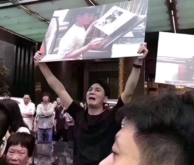 但如今滥吃"人血馒头"的林生斌成了人人唾弃的对象