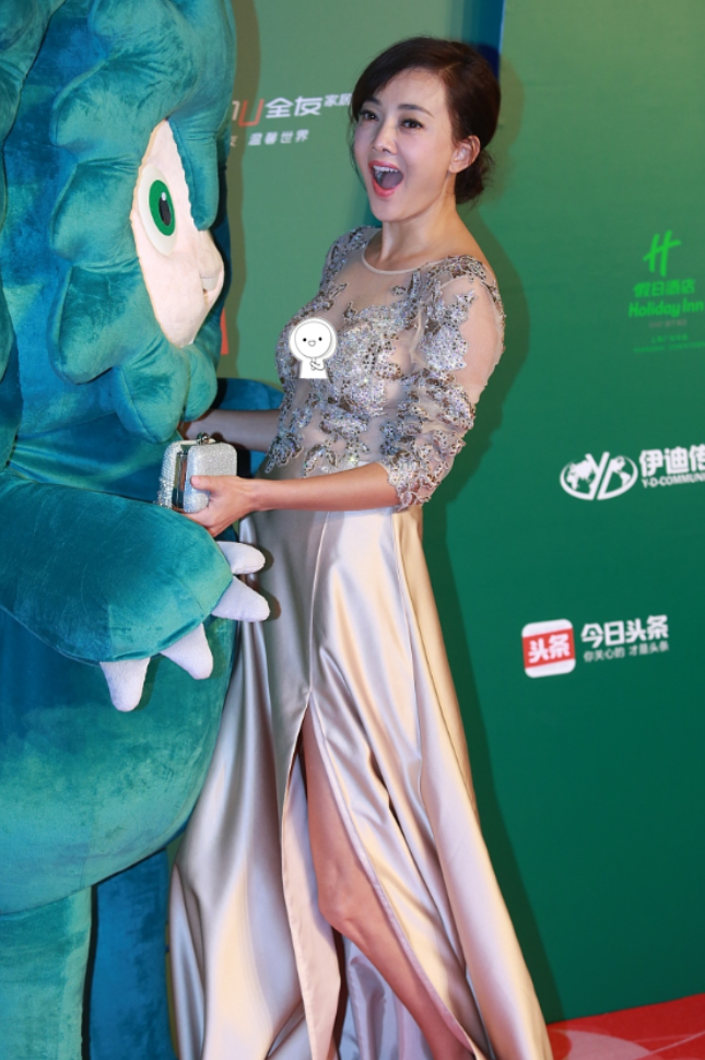 48岁牛莉还真敢穿,穿刺绣网纱裙出席活动,上身若隐若现很迷人