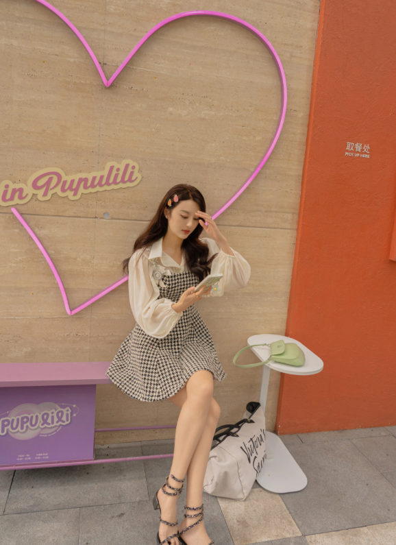 甘露晒生日美照,灯笼袖连衣裙俏皮灵动,脚踩缠绕鞋秀美腿