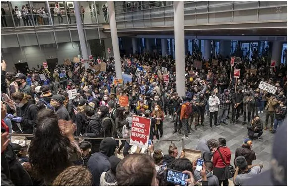 示威者成立自治区，特朗普大怒！当地市长回怼：躲回你的地堡！