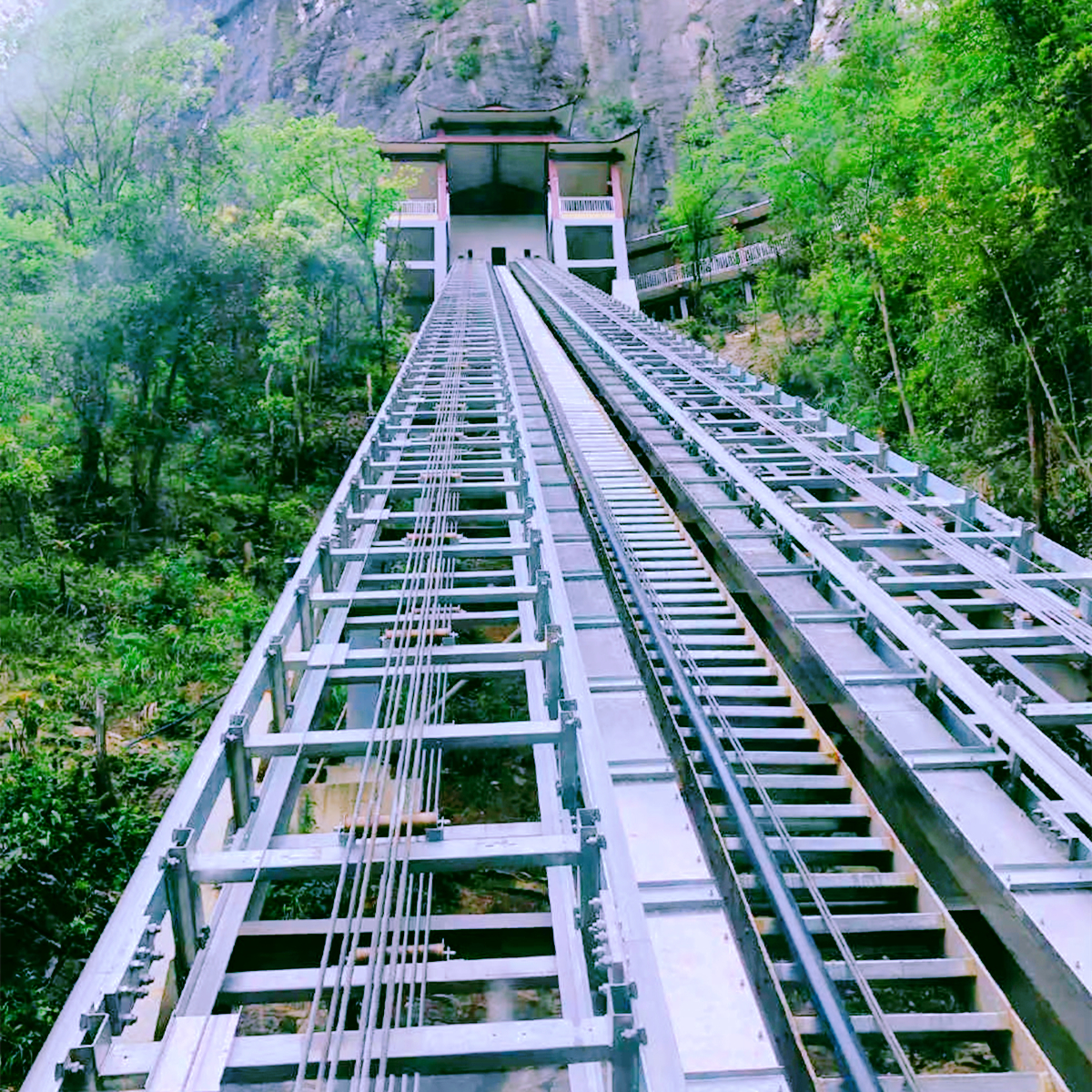 恩施无公路的村落,花7000多万建斜行电梯后,村民却甘愿爬山?