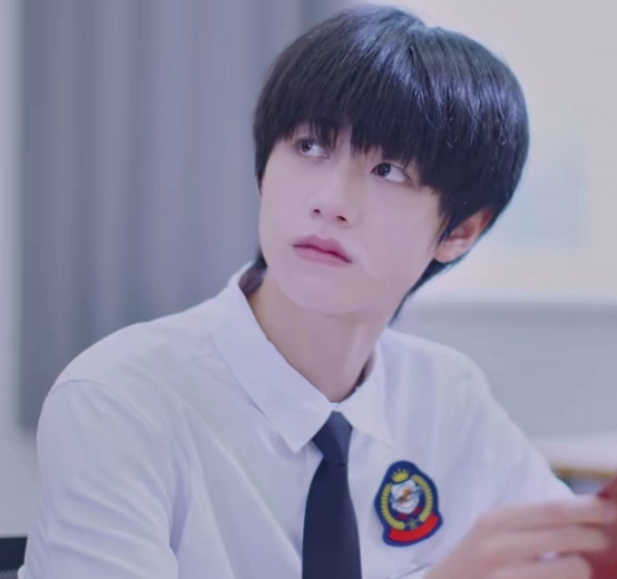 朱志鑫在学校图书馆拍照,将校服穿出高定既视感,素颜比化妆还帅