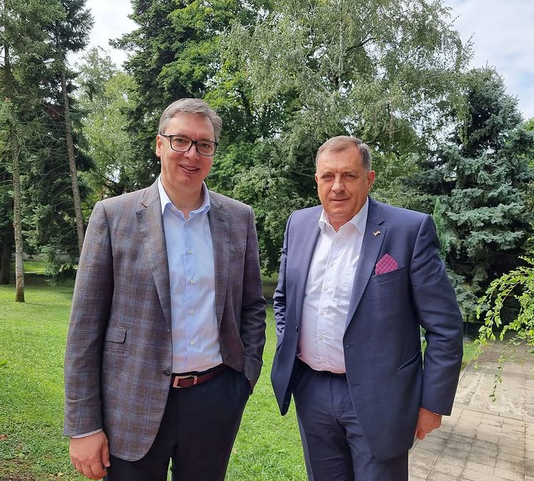 塞尔维亚总统和23岁帅气儿子合影!儿子身高也快2米,比爸爸还帅