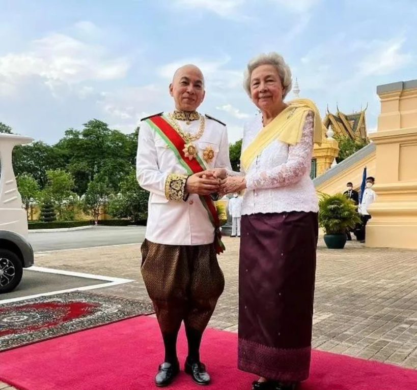 莫尼列太后的温暖祝福,柬埔寨国王西哈莫尼70岁生日为爱落泪
