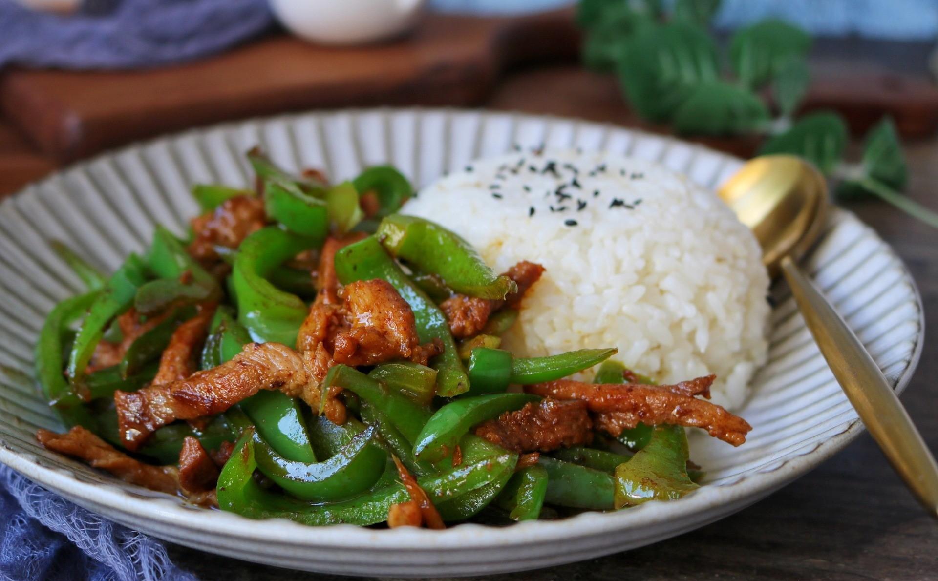 孩子点名要吃青椒肉丝盖浇饭,家常做法比饭店香,一大盘全吃光