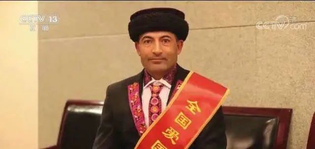 拉齐尼·巴依卡的父亲收到来自郑州市红十字会的感谢信