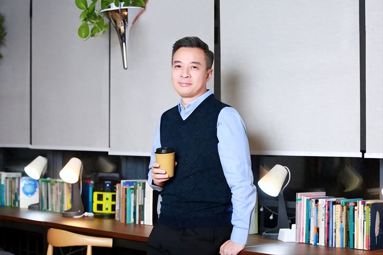 回顾北师大教授康震,现场作诗遭网友质疑:就是个笑话,到底冤不冤?