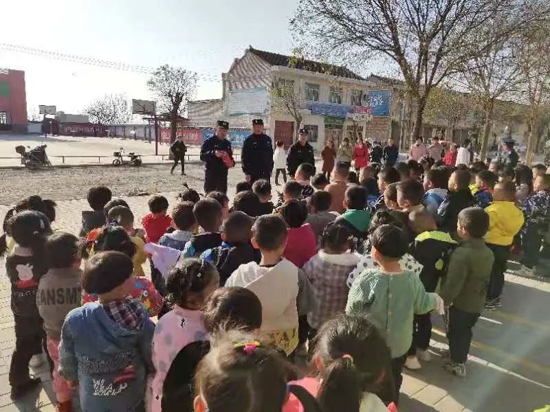 旬邑:民警走进上官庄幼儿园,上演"火场逃生,看看怎么回事