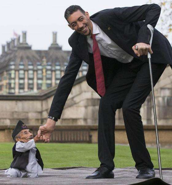 从侏儒到巨人:前半生身高1米22,后半生2米16,全球仅此一人