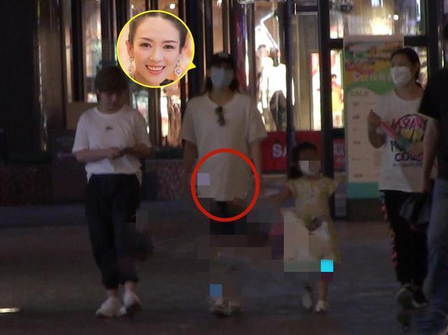 章子怡又怀孕了?逛街腹部微隆手扶腰,似乎是好事将近了