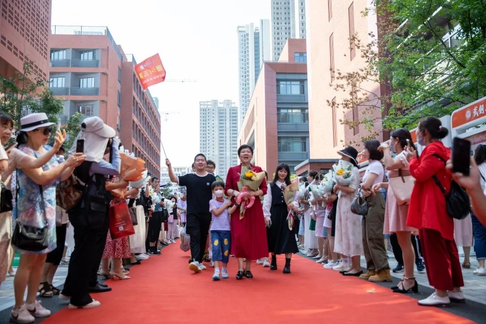 武钢三中2023届毕业典礼:程爱林校长为30人拨穗并颁发毕业证书