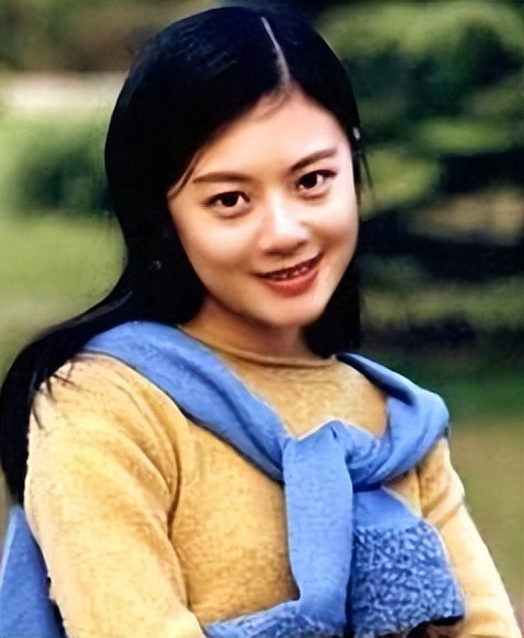 2004年,央视主持人姜丰为了嫁给英国富商,过上豪门贵妇的生活,主动放