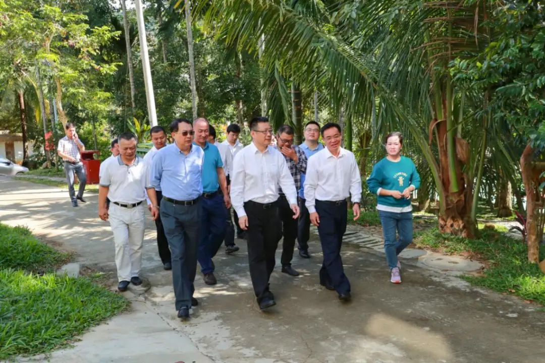 海口海事法院党组书记,院长徐亚辉赴乐东县抱班村,三柏村调研脱贫攻坚