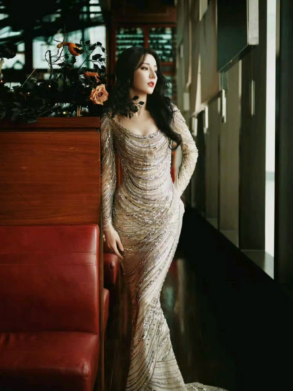 迪丽热巴金色鱼尾裙造型,璀璨夺目的视觉盛宴