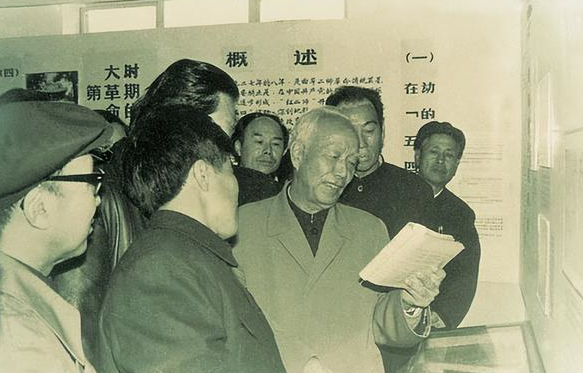 94年國慶,北京市請前市長看焰火,他說:退都退了,蹭什麼熱鬧