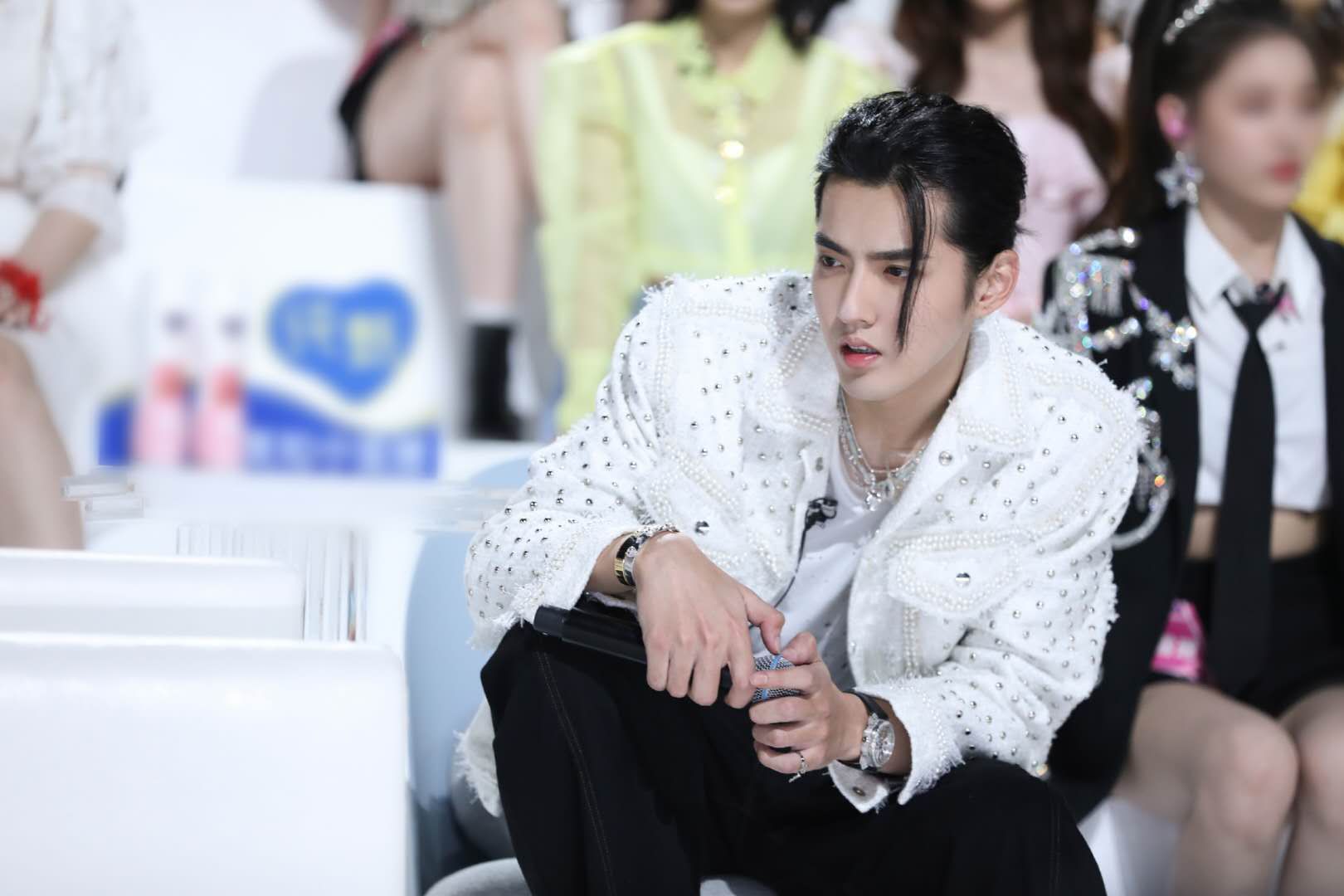 吴亦凡登上时尚杂志封面,黑白湿发造型亮眼,成熟中保有天真