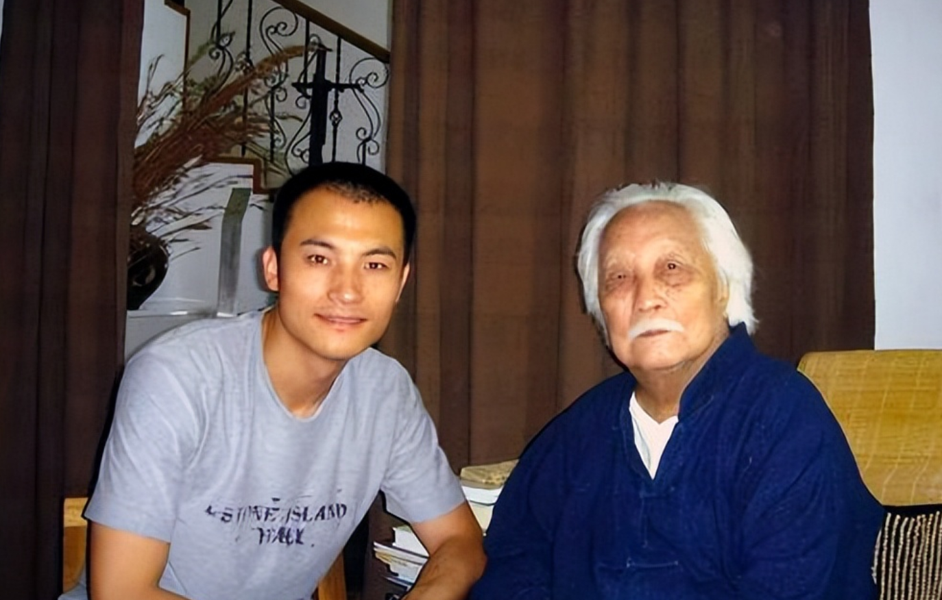 演员耿乐,出身艺术世家,与孔琳相恋八年无果,如今家庭幸福甜蜜