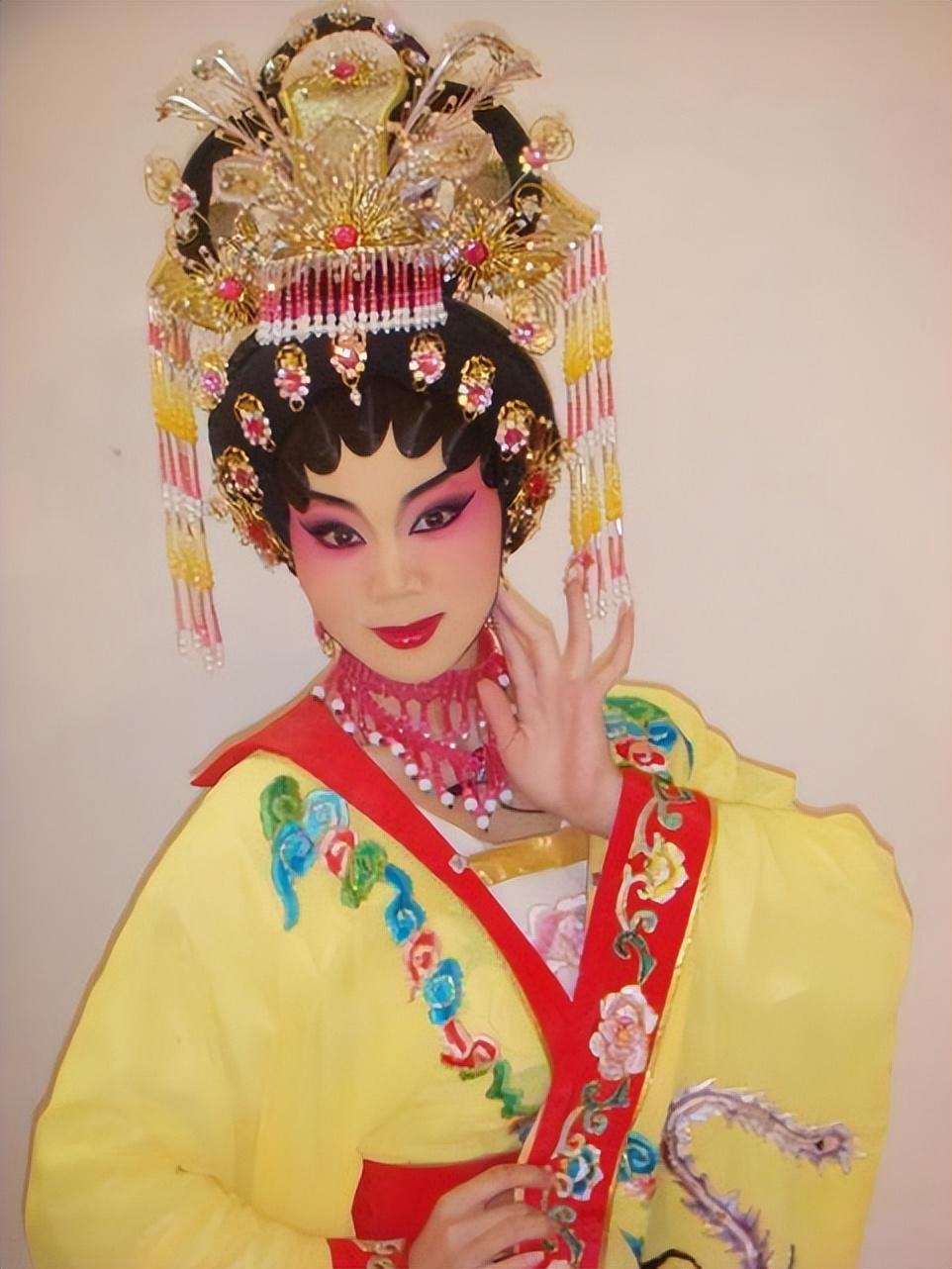 81岁的广州演员卢秋萍,丈夫曾是唱片公司老板,两人已走过金婚