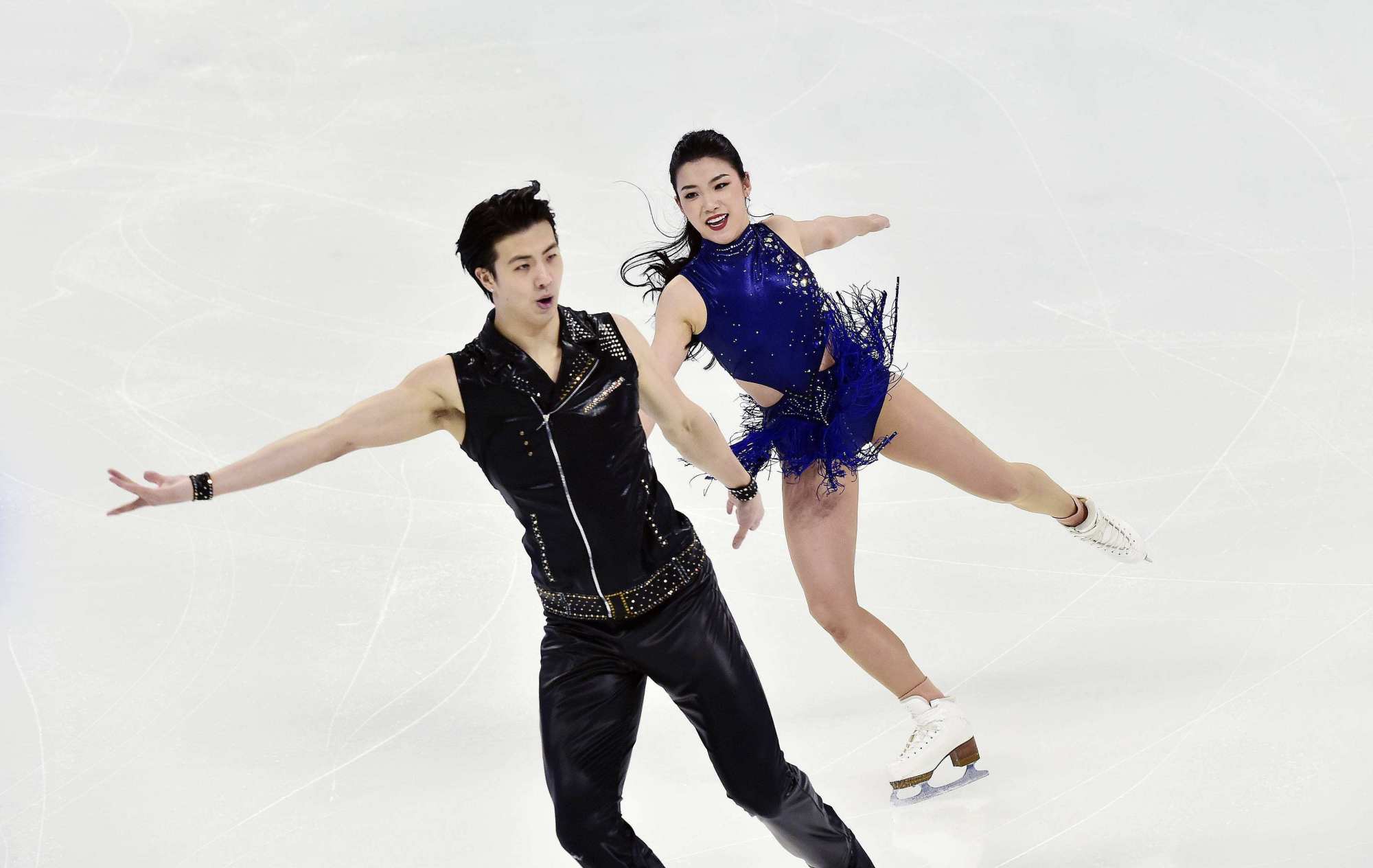 金童玉女!冰舞搭档柳鑫宇和王诗玥拍写真,露腹肌霸气十足