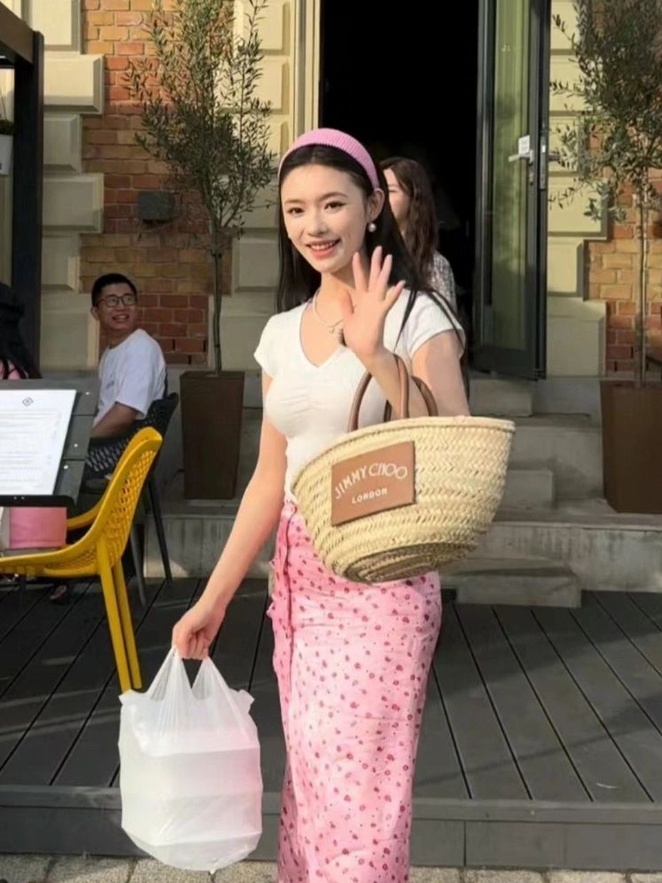 标题:林允《中餐厅》路透这也太会穿啦 林允录制节目被粉丝抓拍,生图