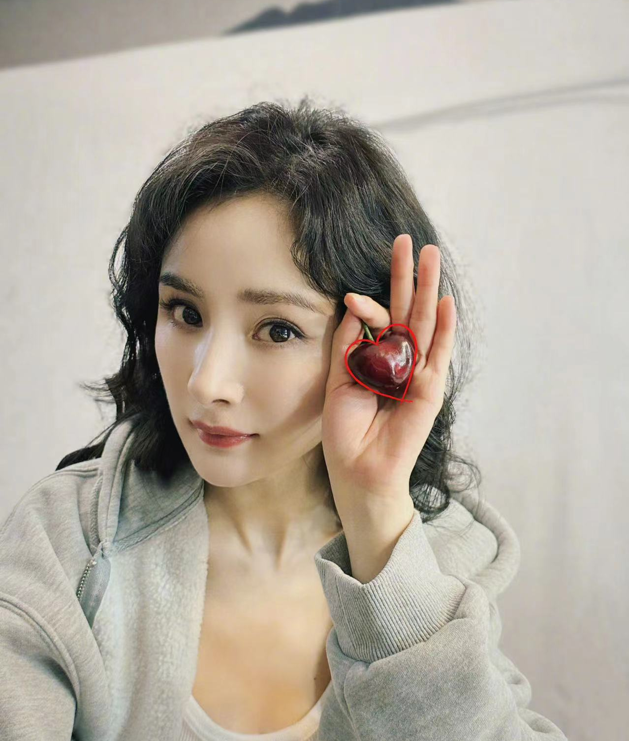 杨幂生图流出被质疑,腿部满是疤痕还鸡皮肤,干瘦青筋暴起引担忧