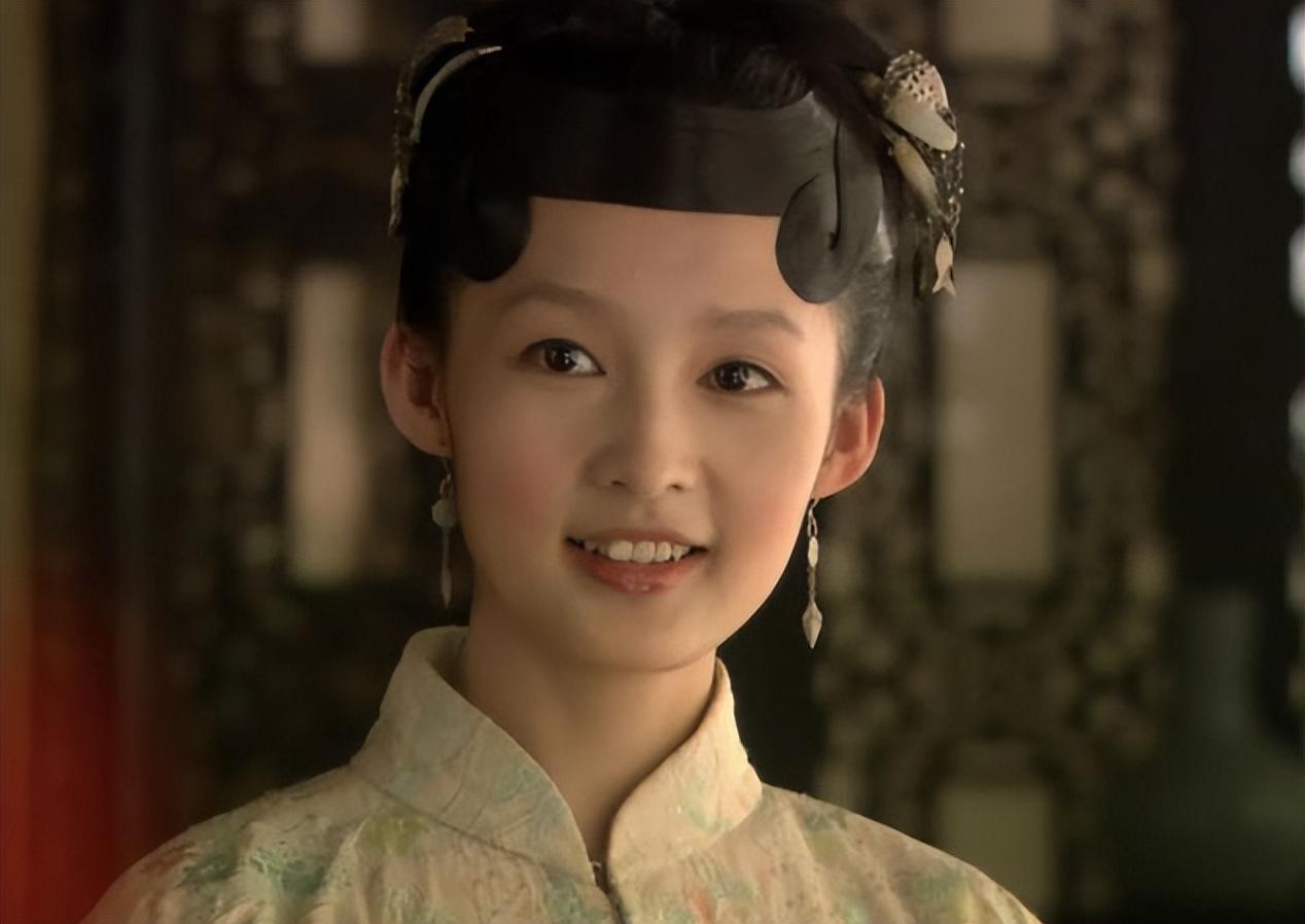 李沁顺利出演了《红楼梦》里面薛宝钗,在剧中的形象非常端庄,完全是