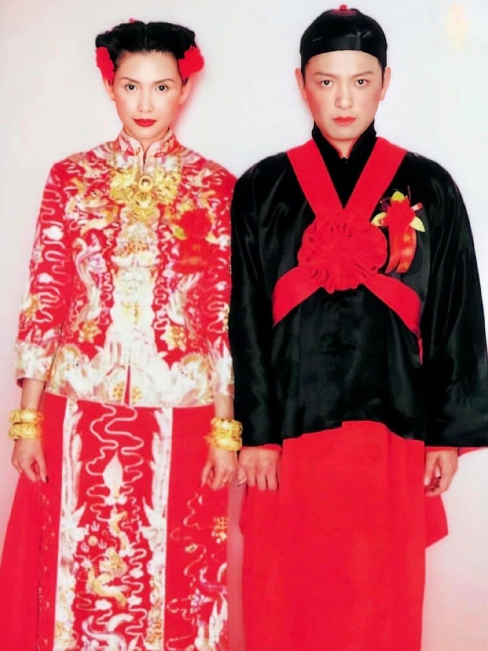 1999年,邱淑贞和沈嘉伟拍摄的结婚照,很喜庆 沈嘉伟是谁?