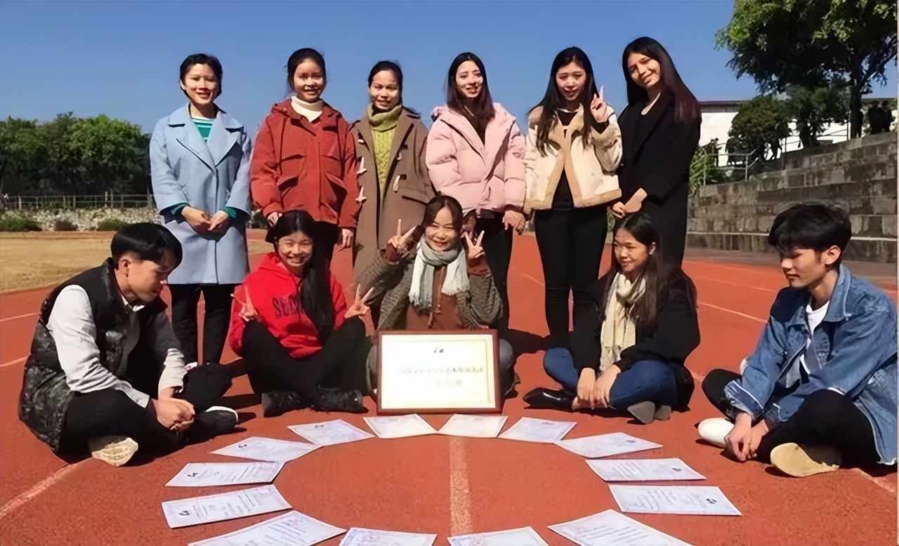 河南女學生拍攝手勢舞走紅,清純可人初戀臉,堪稱行走的招生簡章