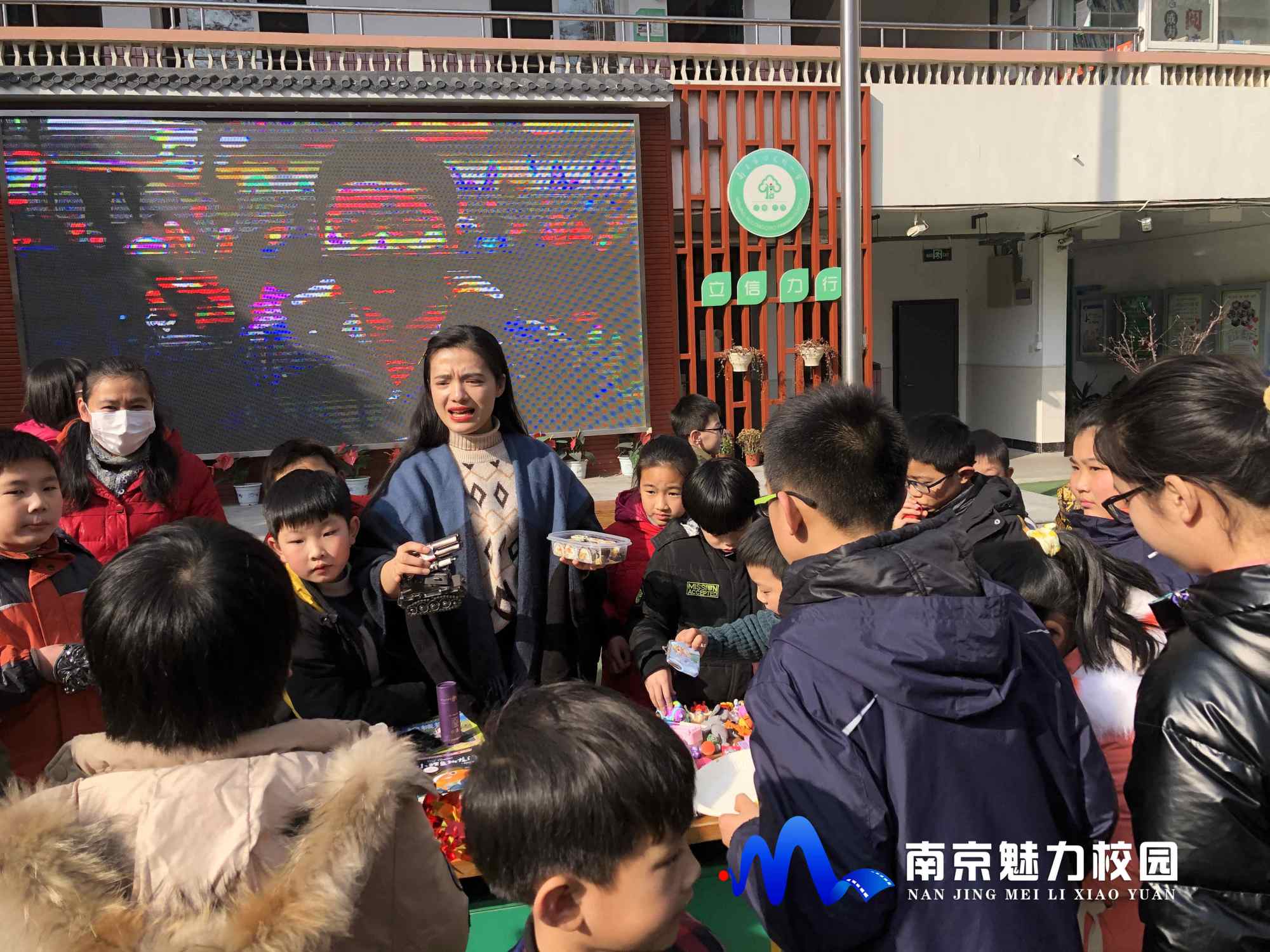 动态丨南京市回龙桥小学"爱心汇聚 情暖伊宁"爱心义卖活动