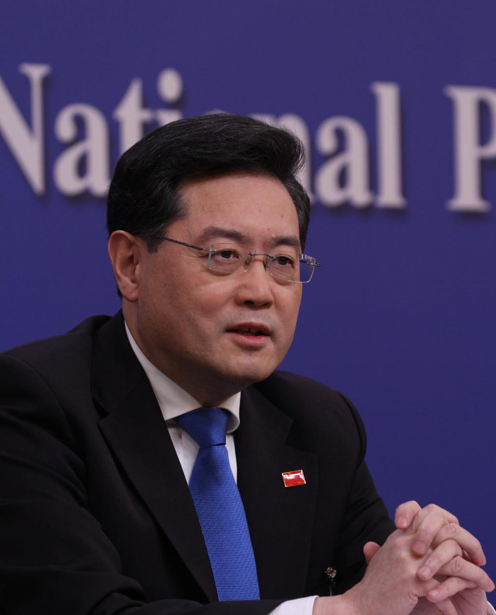 他被外媒誉为"中国战狼",创下最年轻外交部长的记录,长相儒雅