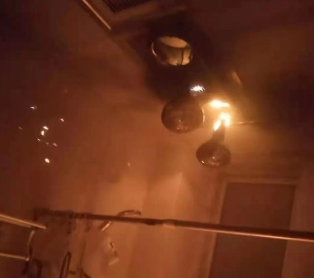 女子洗澡时浴霸突然掉落,抬头一看已经起火了!值班师傅及时赶到