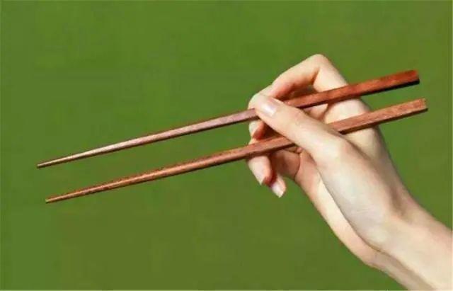 "木筷子与不锈钢筷子"哪个适合家用?看完出了"冷汗",别再乱选了