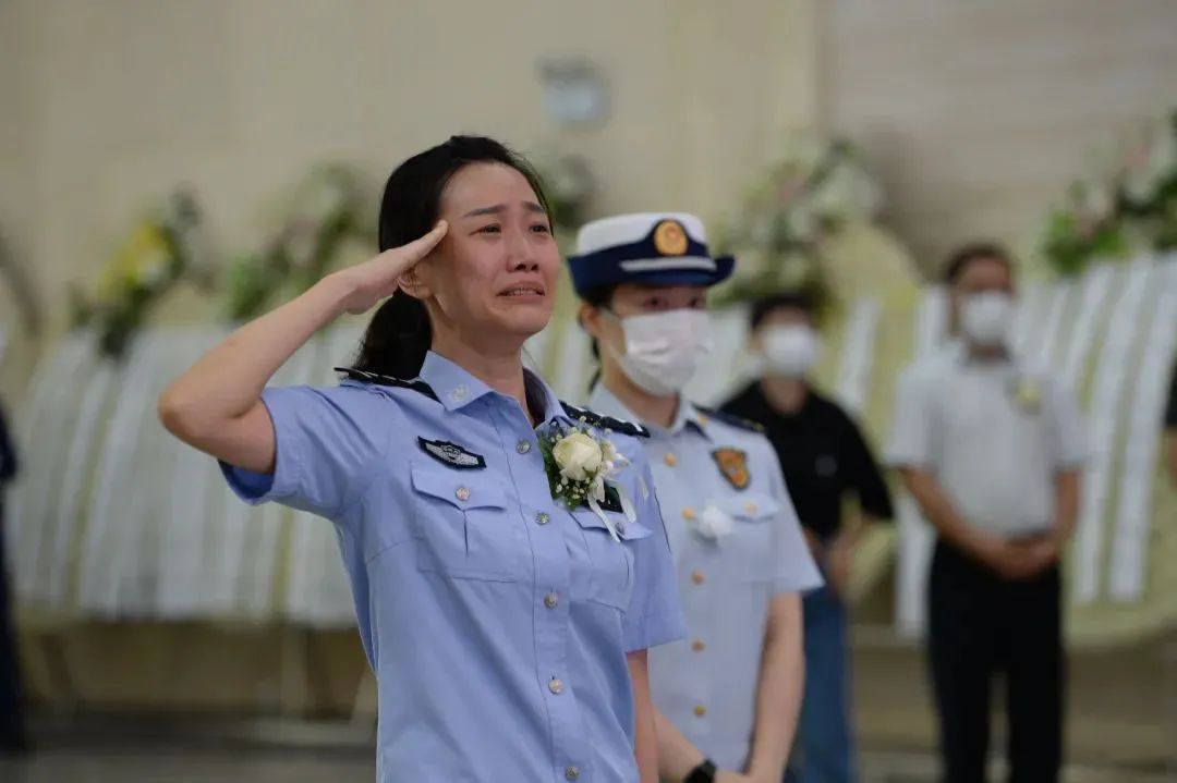 抗洪英雄|抗洪烈士唯一一条朋友圈是儿子出生照，妻子含泪敬军礼向他告别