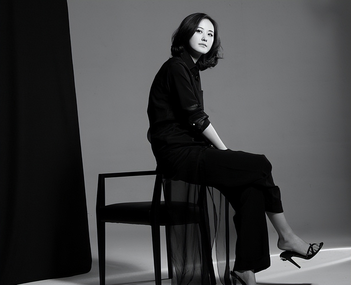 秦方:从重庆走出的央视美女主持人,男友在雾中迷路了