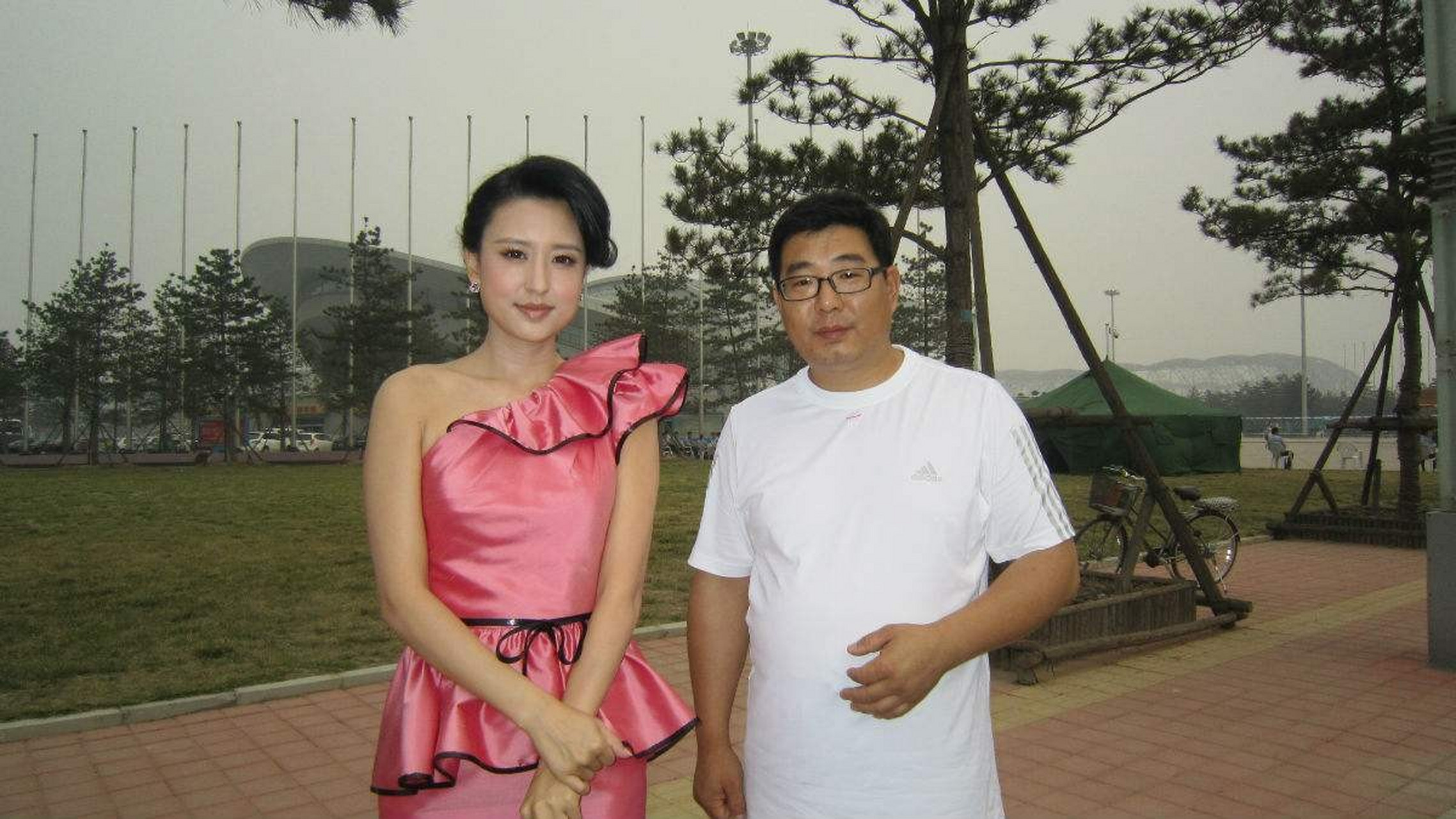 2013年,著名美女主持人张蕾经介绍认识了比自己大20岁的富商王吉财