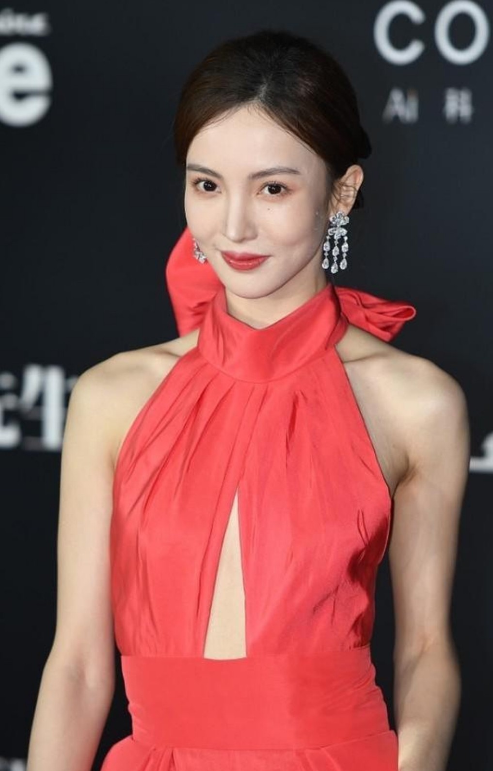 金晨穿大红色礼服走红毯,全身上下找不出一丝赘肉,眼神魅力四射