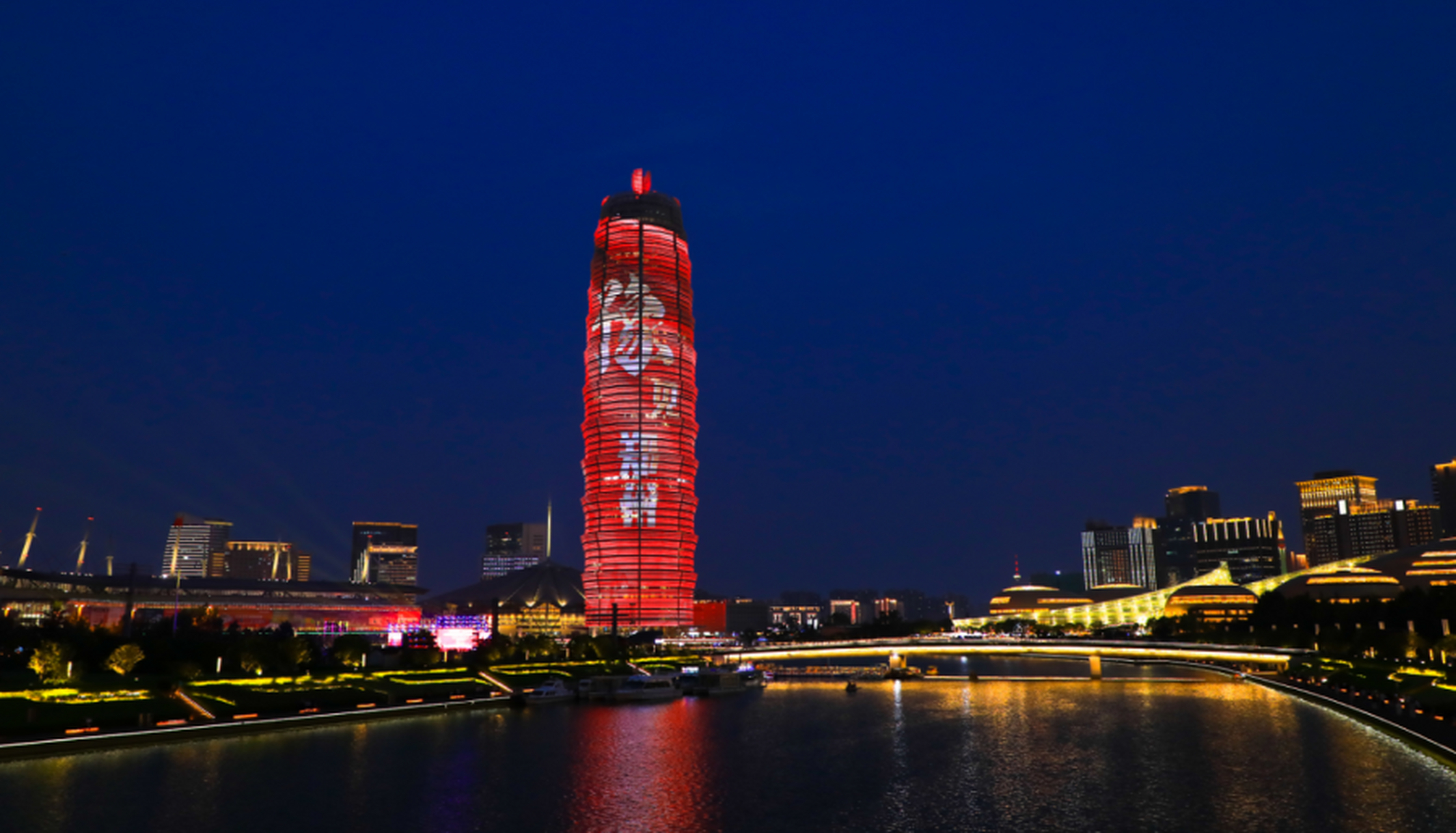 作为郑州的地标建筑,大玉米的每一次改变都引起大家的围观.