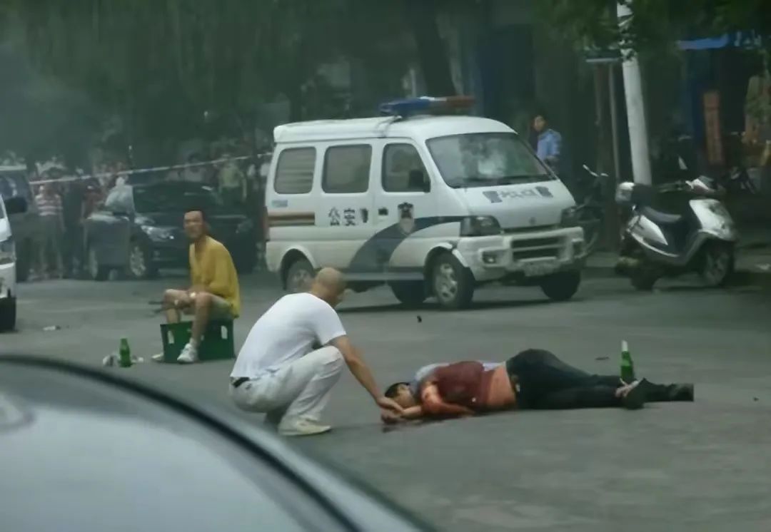 辽宁男子不满交警罚款,连砍20刀将其残忍割喉,现场情况惨不忍睹